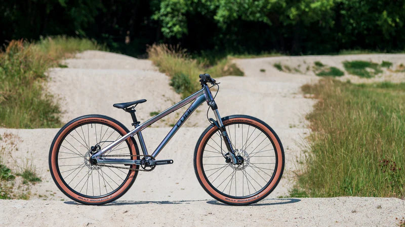 Cube Hardtail Mountainbike auf sandigem Trail, ideal für Offroad-Abenteuer. Modellname nicht sichtbar.