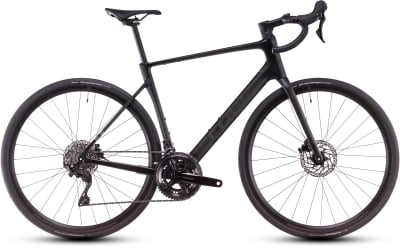 Schwarzes Cube Attain Rennrad mit Scheibenbremsen, aerodynamischem Rahmen, ideal für Straßenradsport.