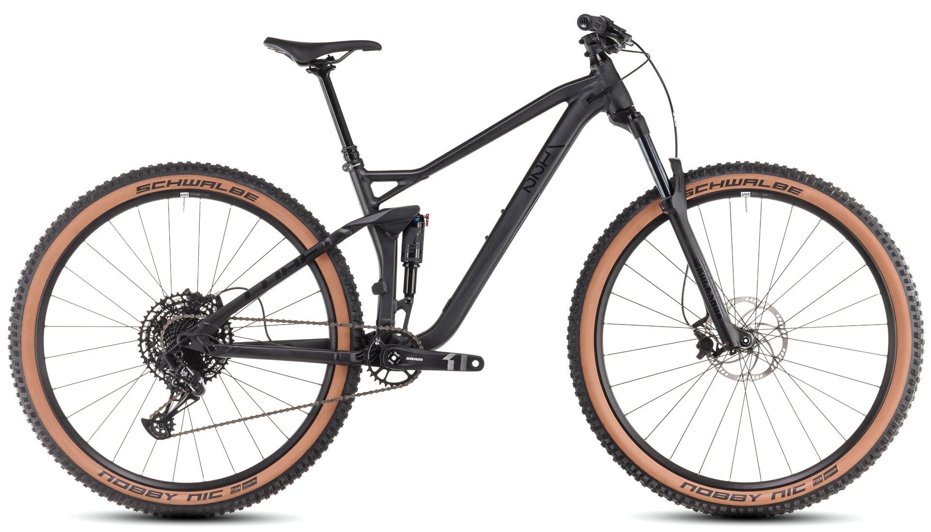 Schwarzes Mountainbike mit Federung, Schwalbe-Reifen, geeignet für Geländefahrten. Markenname nicht ersichtlich.