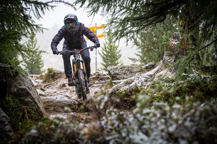 Mountainbiker auf Specialized-Bike meistert steinigen Waldpfad. Ideal für Offroad-Abenteuer und Mountainbike-Enthusiasten.