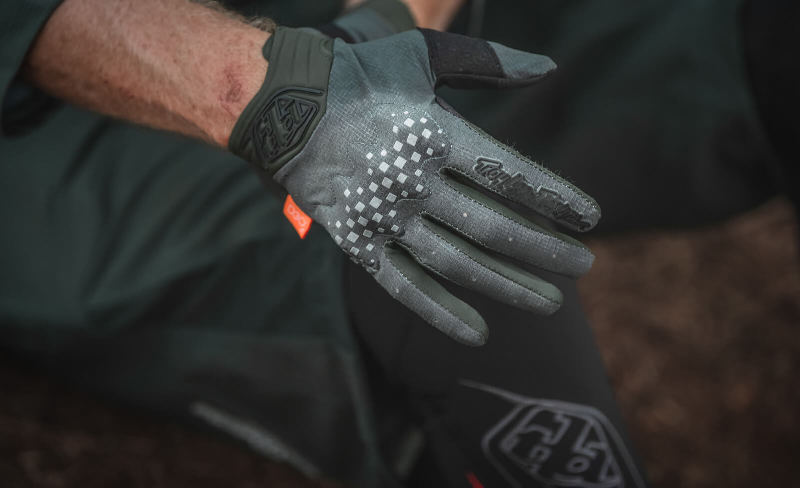 Troy Lee Fahrradhandschuh, grau-schwarz mit Punktemuster, ideal für Mountainbike-Enthusiasten.