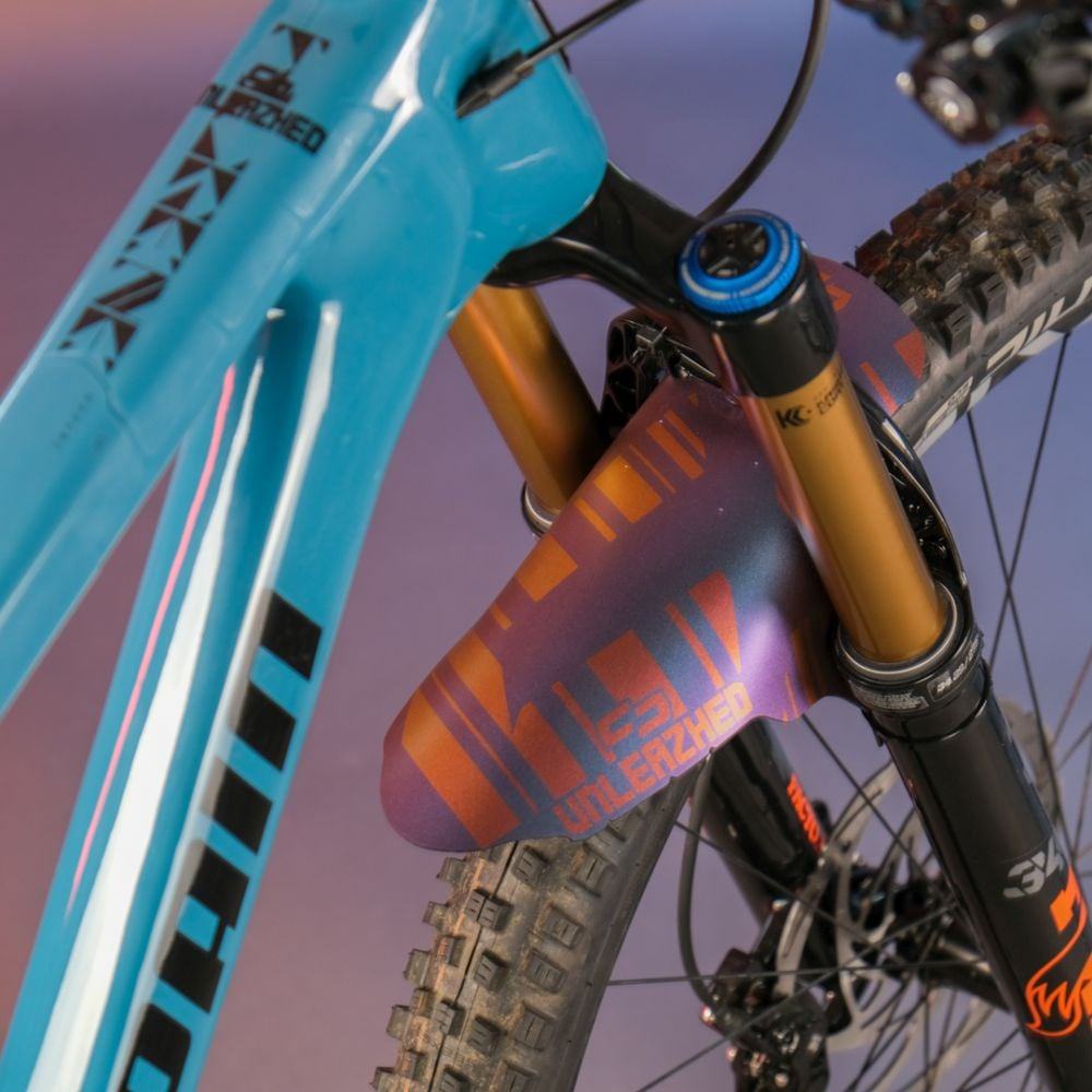 unleazhed unsplash M01 - Liquid-Life #Wähle Deine Farbe_Flip Flop red-blue/red-gold