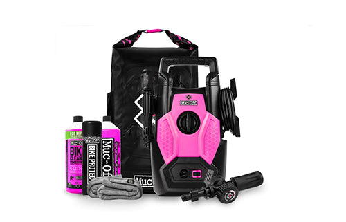 Tragbarer Hochdruckreiniger von Muc-Off in Pink, mit Zubehör für Fahrradreinigung: Reinigungsmittel, Tuch, Sprühdüse.