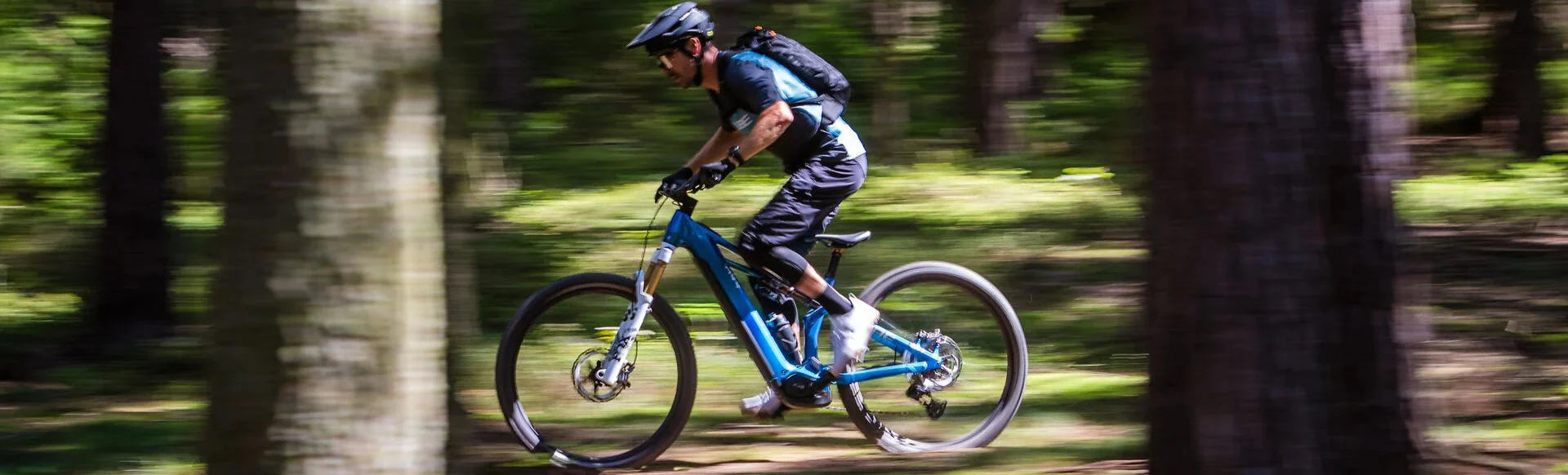 Mountainbike Trail Fahrer im Wald auf einem E-Mountainbike (E-MTB Allmountain-Trail)