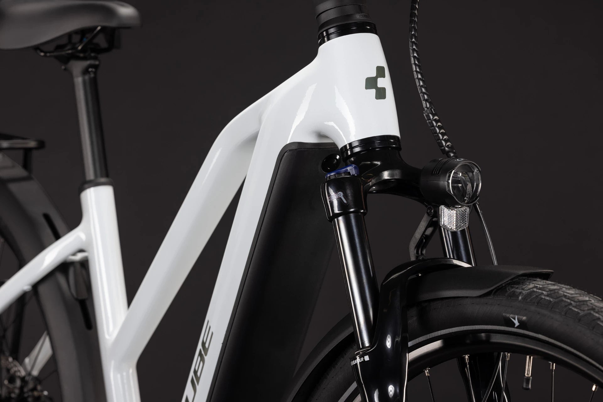 Cube Touring Hybrid ONE 600 metallicwhite´n´chrome Trapeze 2027