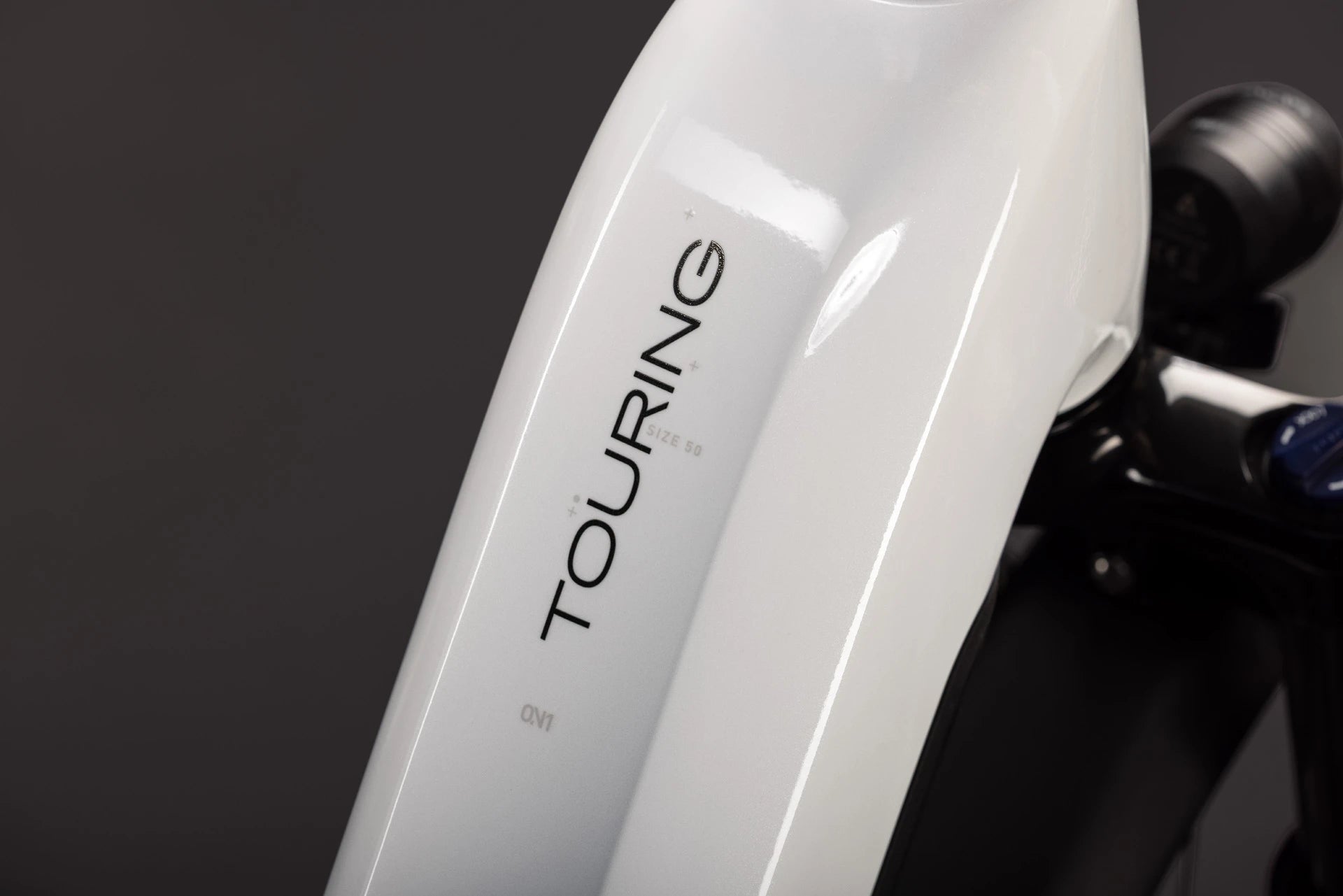 Cube Touring Hybrid ONE 600 metallicwhite´n´chrome EE 2027