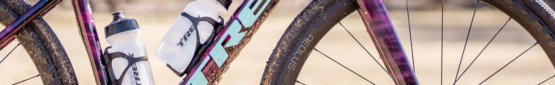 Fahrrad mit Trek-Wasserflasche und Aeolus-Reifen im Gelände, geeignet für Offroad-Abenteuer.