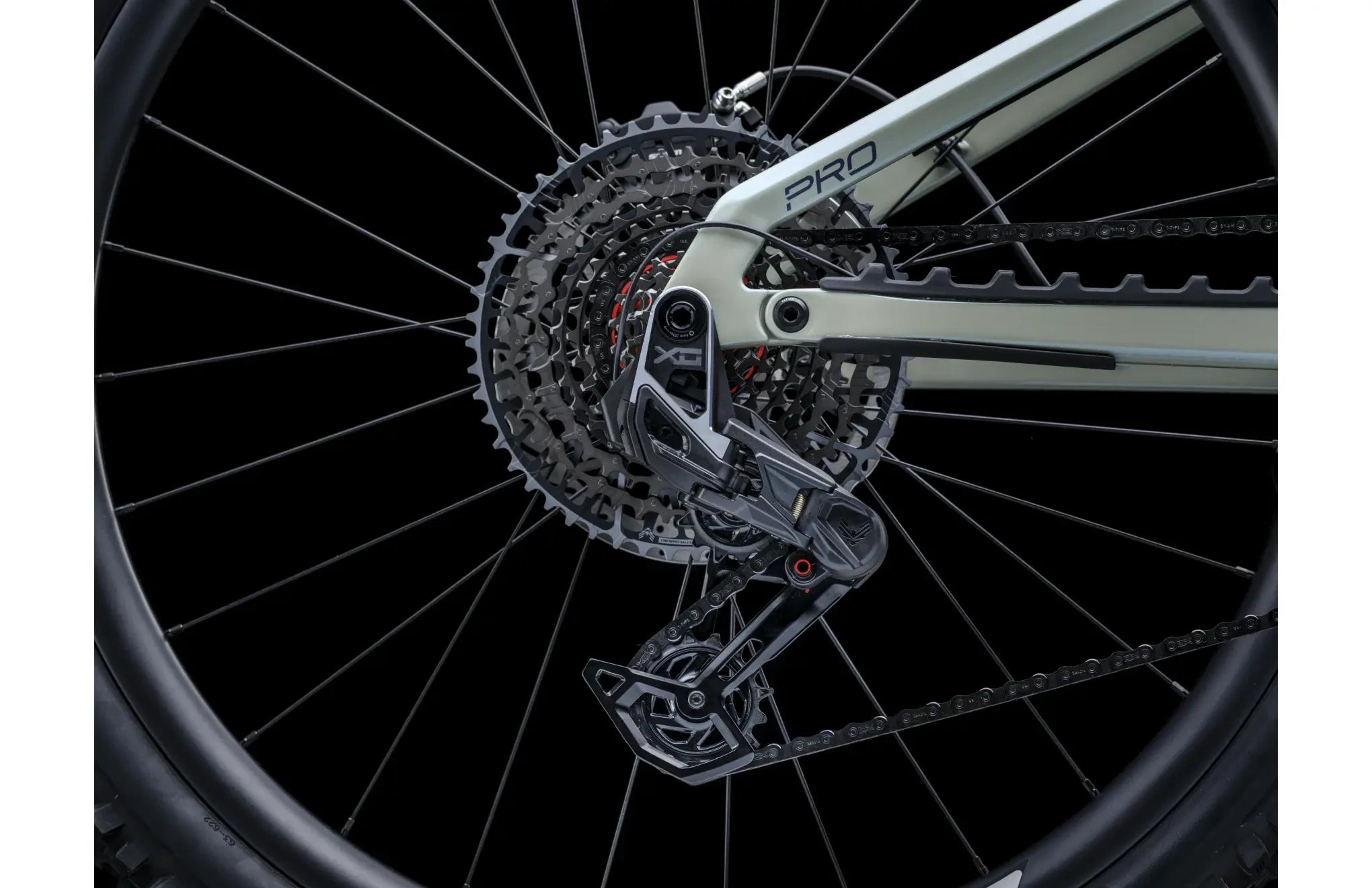 Crussis e-Full 12.11-PRO (600 Wh) silver/green 2026