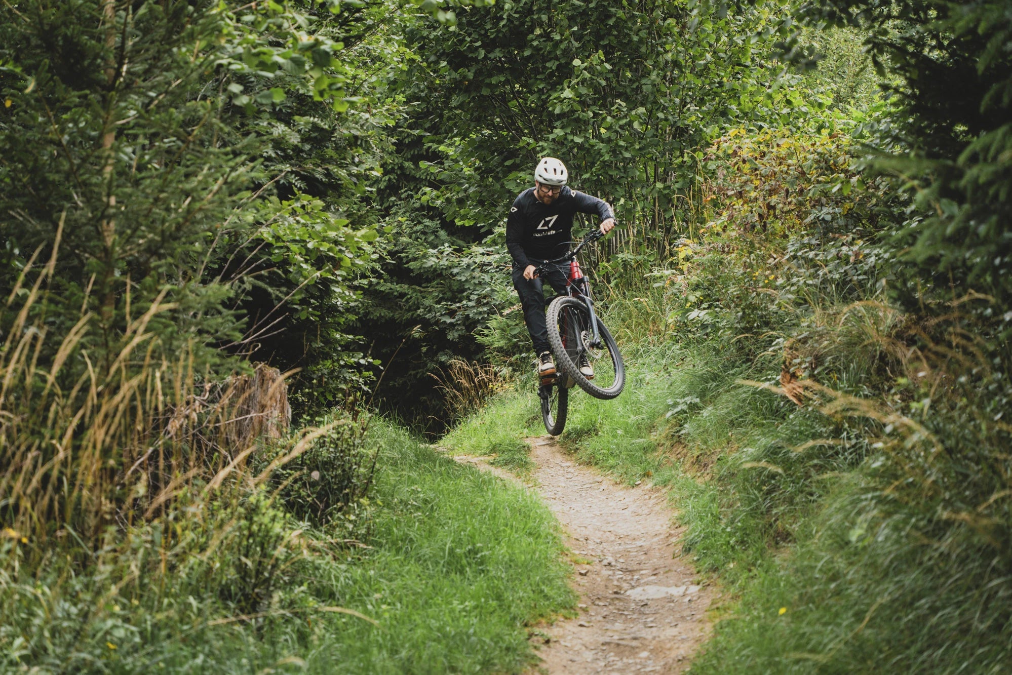 Marc Brodesser fährt auf einem Ghost E-MTB Trails im Trailgorund Brilon