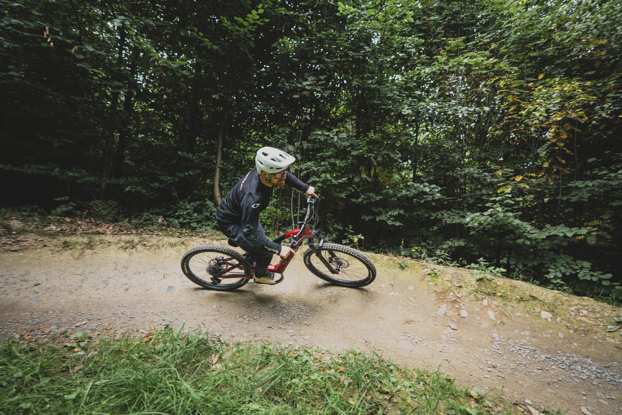 Marc Brodesser fährt auf einem Ghost E-MTB Trails im Trailgorund Brilon
