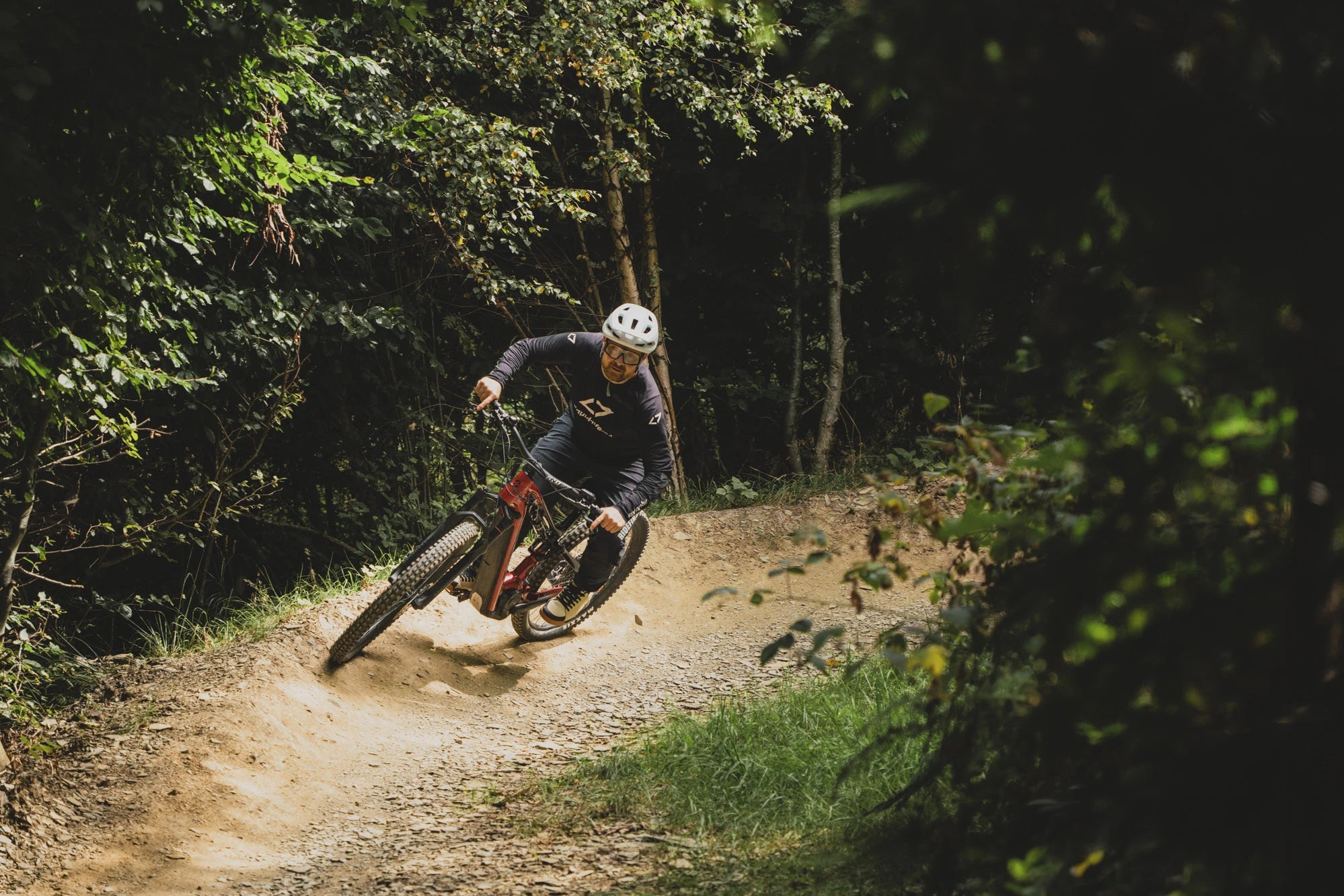 Marc Brodesser fährt auf einem Ghost E-MTB Trails im Trailgorund Brilon