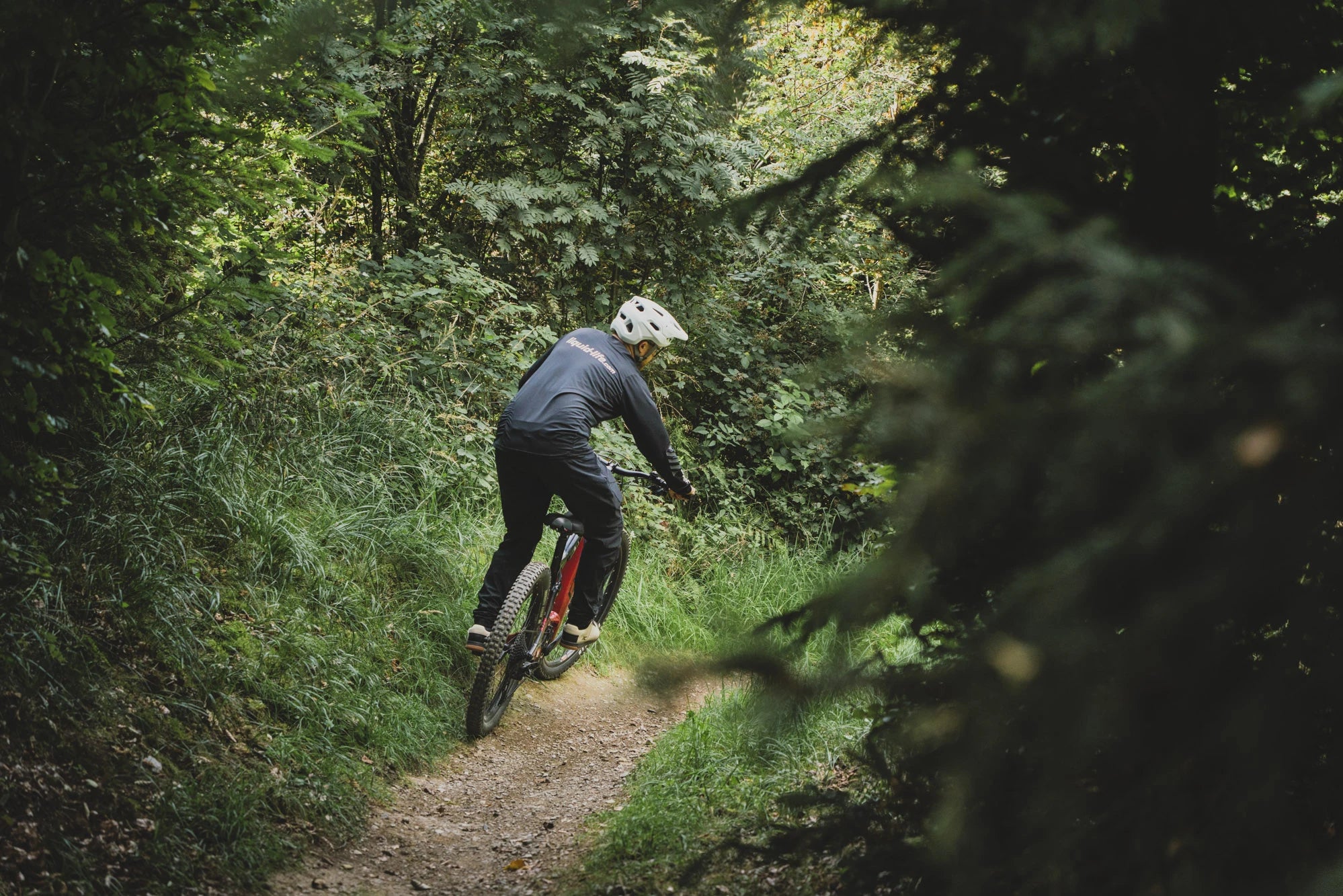 Marc Brodesser fährt auf einem Ghost E-MTB Trails im Trailgorund Brilon