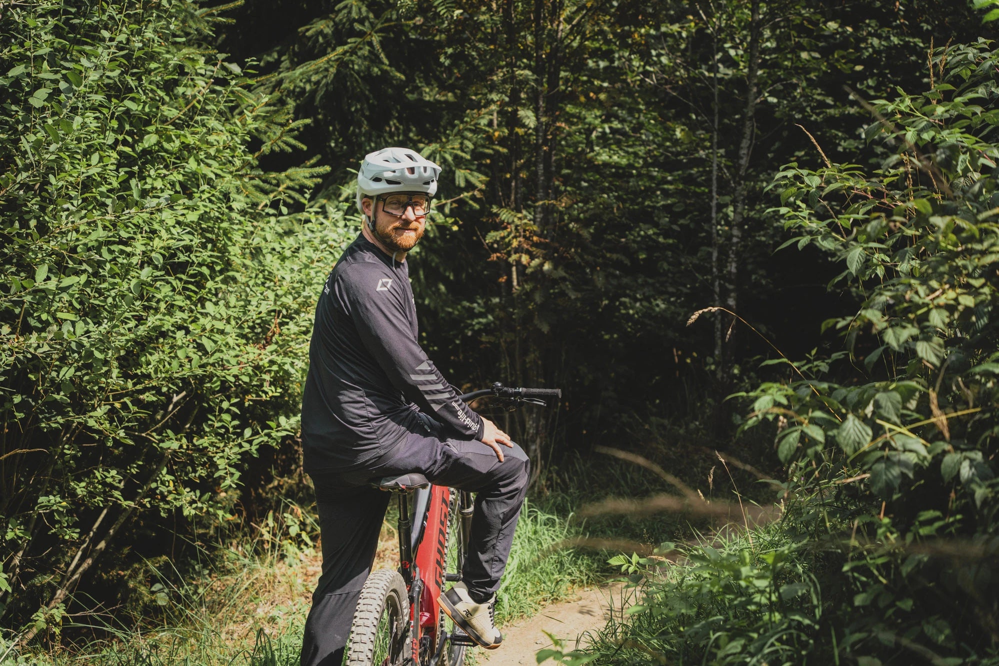 Marc Brodesser fährt auf einem Ghost E-MTB Trails im Trailgorund Brilon