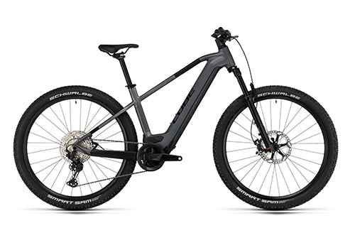 Cube E-MTB Hardtail in Schwarz, ausgestattet mit Schwalbe Reifen und Scheibenbremsen, geeignet für Offroad-Touren.