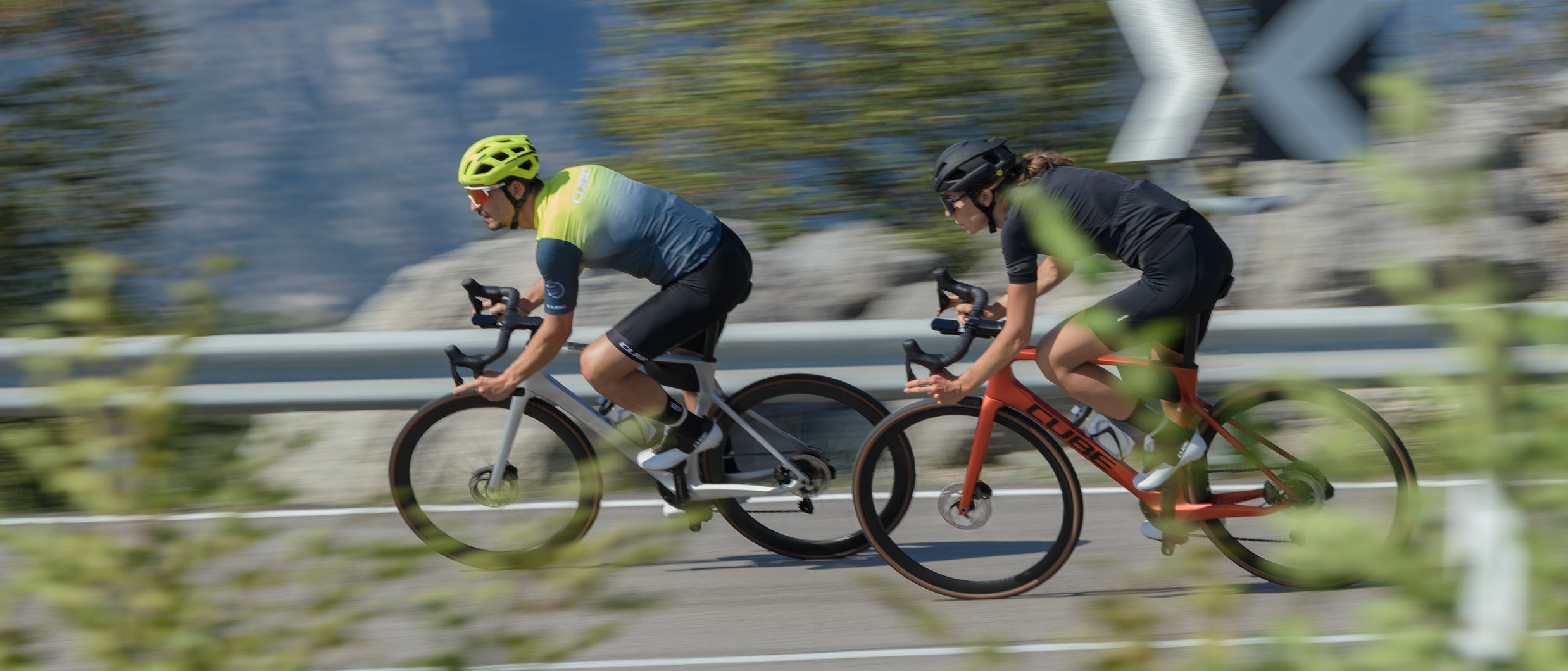 2 Rennradfahrer au Cube Rennrädern