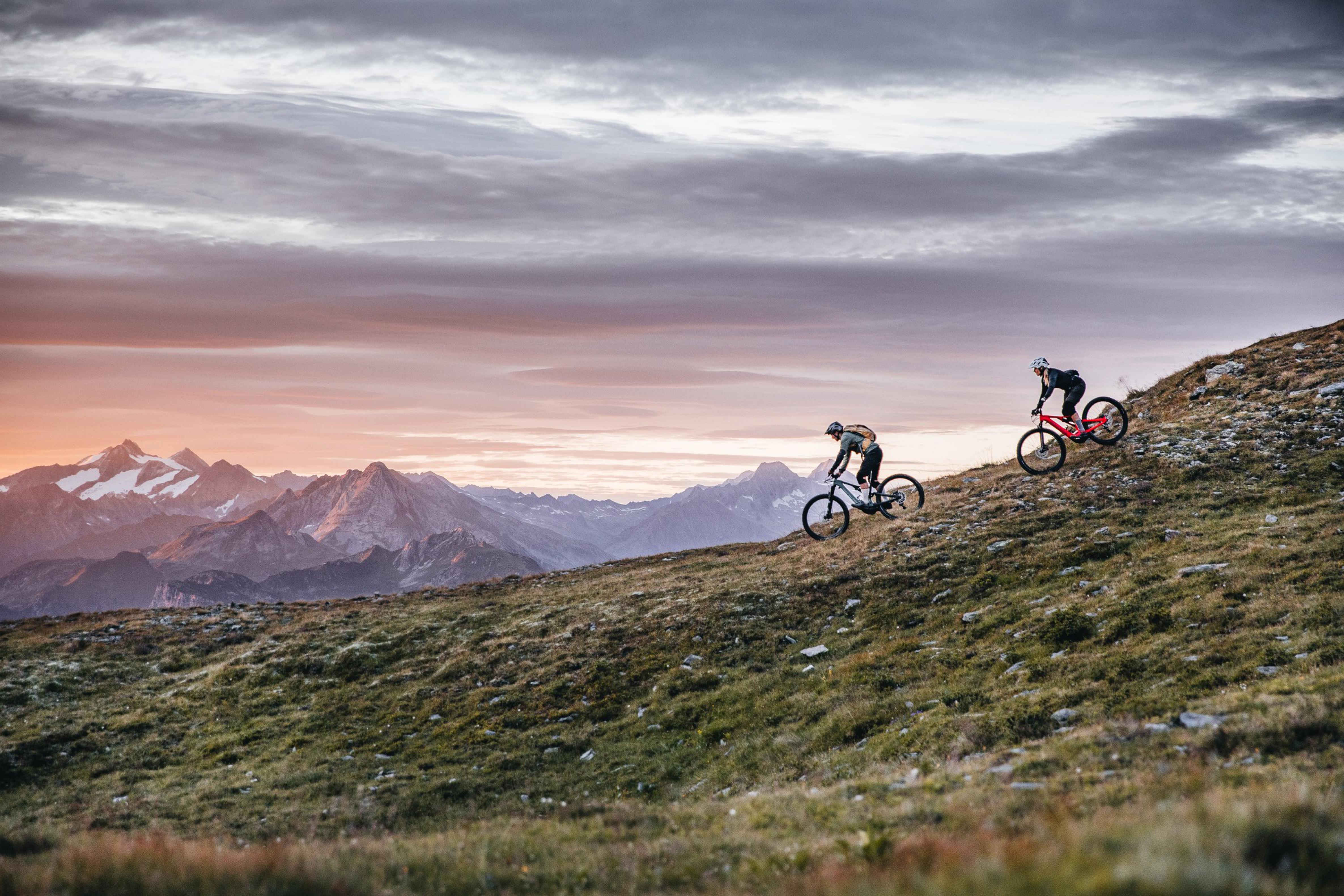 Mountainbike fahren zusammen in den Bergen