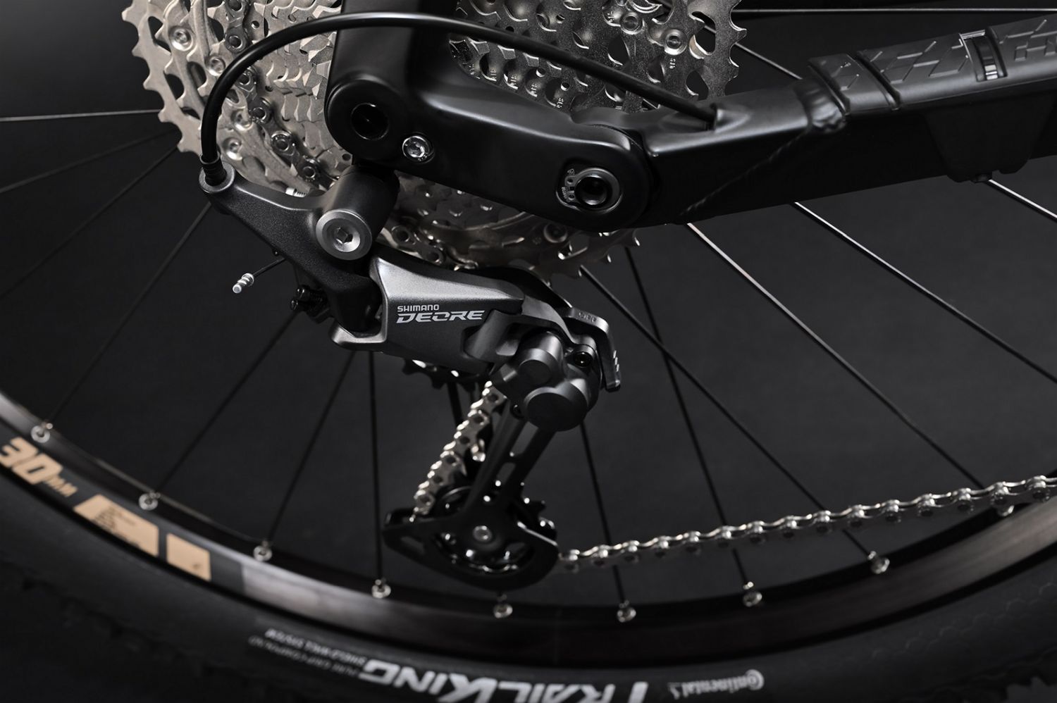 Fahrrad-Schaltung Shimano Deore am Hinterrad eines Haibike Alltrack Mountainbikes, Detailansicht.