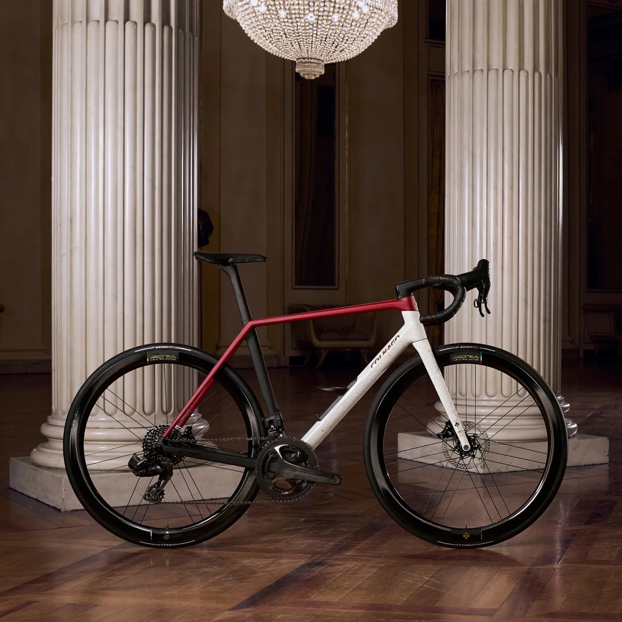 Rennrad Colnago C72  in rot-weiß vor Säulen, ideal für Straßenradsport-Einsätze.