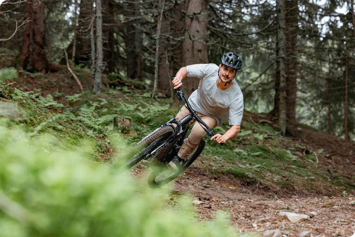 Raymon Airok Ultra Carbon Light E-MTB auf dem Trail mit Fahrer in Action