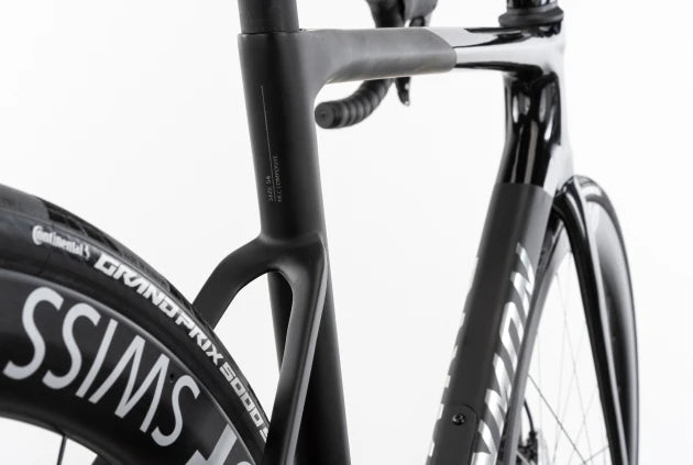 Rennrad mit aerodynamischem Rahmen, Continental Grand Prix 5000 Reifen, geeignet für Radsport-Enthusiasten.