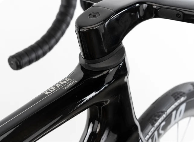 Schwarzes Raymon Kirana Ultimate Rennrad, Nahaufnahme des Lenkers mit markantem Design für sportliche Radfahrer.