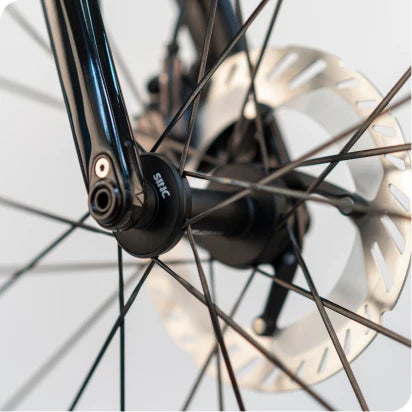 Nahaufnahme einer Fahrrad-Vorderradnabe mit Scheibenbremse; hochwertig, ideal für Mountainbiking.