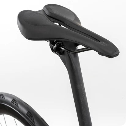 Fahrradsattel in schwarz an einem Fahrrad montiert, geeignet für sportliche Fahrer, Teil der Kollektion Raymon Kirana.