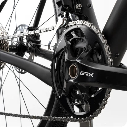 Schwarzes Fahrrad mit Shimano GRX-Kurbelgarnitur, Teil der Raymon Soreno Kollektion, geeignet für Offroad-Fahrten.