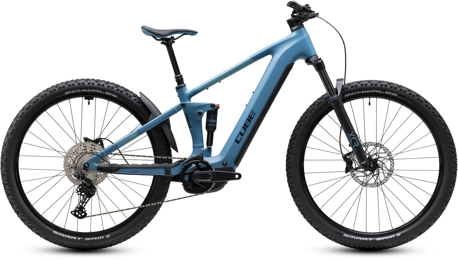 Blaues Cube STEREO HYBRID ONE22 PRO 800
E-MTB mit Schwalbe-Reifen und Hinterradfederung, geeignet für Offroad-Abenteuer.