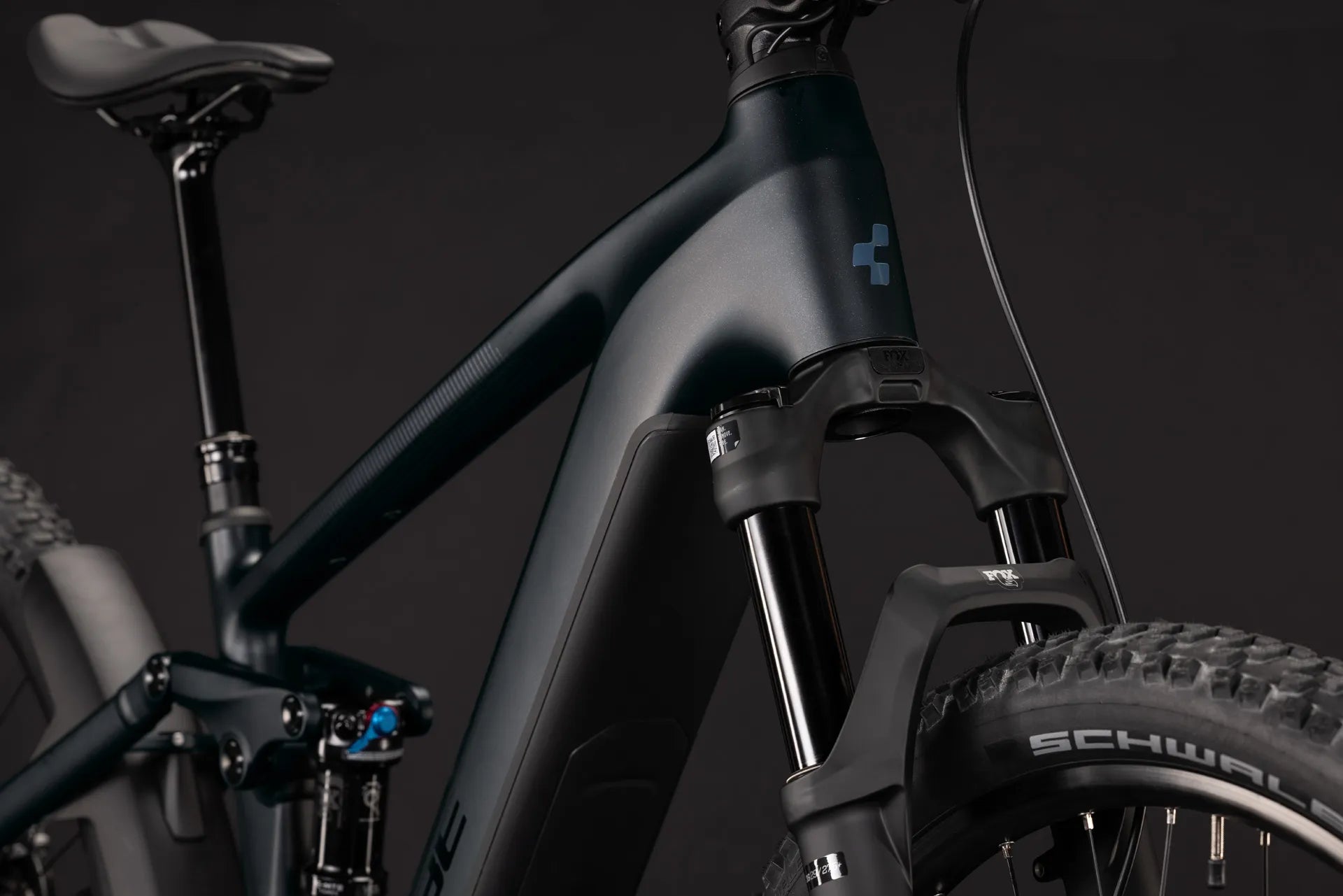 Nahaufnahme eines schwarzen Cube STEREO HYBRID ONE22 SLX 800
E-Mountainbike-Rahmens mit Schwalbe-Reifen. Ideal für Offroad-Abenteuer.