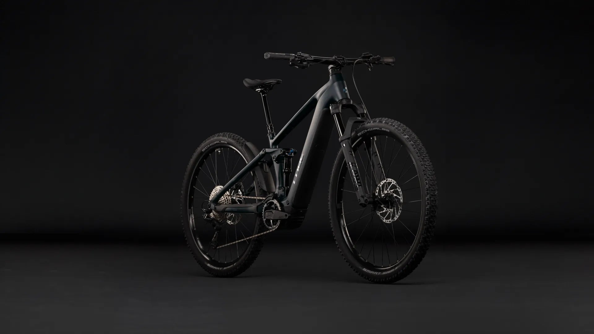Schwarzes Cube STEREO HYBRID ONE22 SLX 800 E-Mountainbike mit robuster Federung und Scheibenbremsen, ideal für Offroad-Abenteuer.