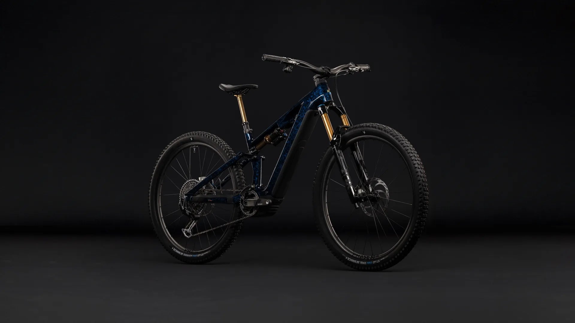CUBE STEREO HYBRID ONE44 HPC SLT 800
E-MTB mit Vollfederung und dicken Reifen in seitlicher Ansicht, geeignet für Offroad-Touren, keine Marke erkennbar.