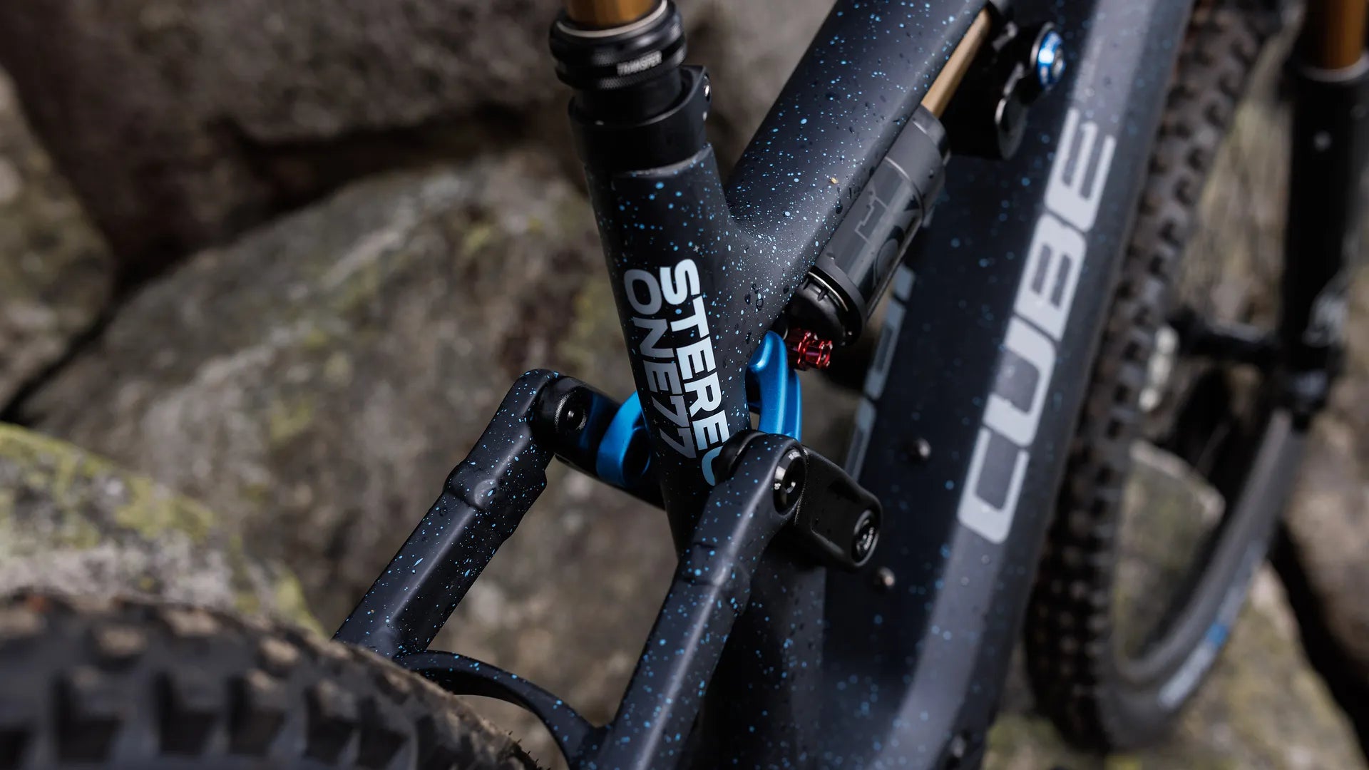 Cube STEREO HYBRID ONE77 HPC SLT 800
E-Mountainbike, Nahaufnahme der Rahmenfederung und Reifen; robustes Design für Gelände.