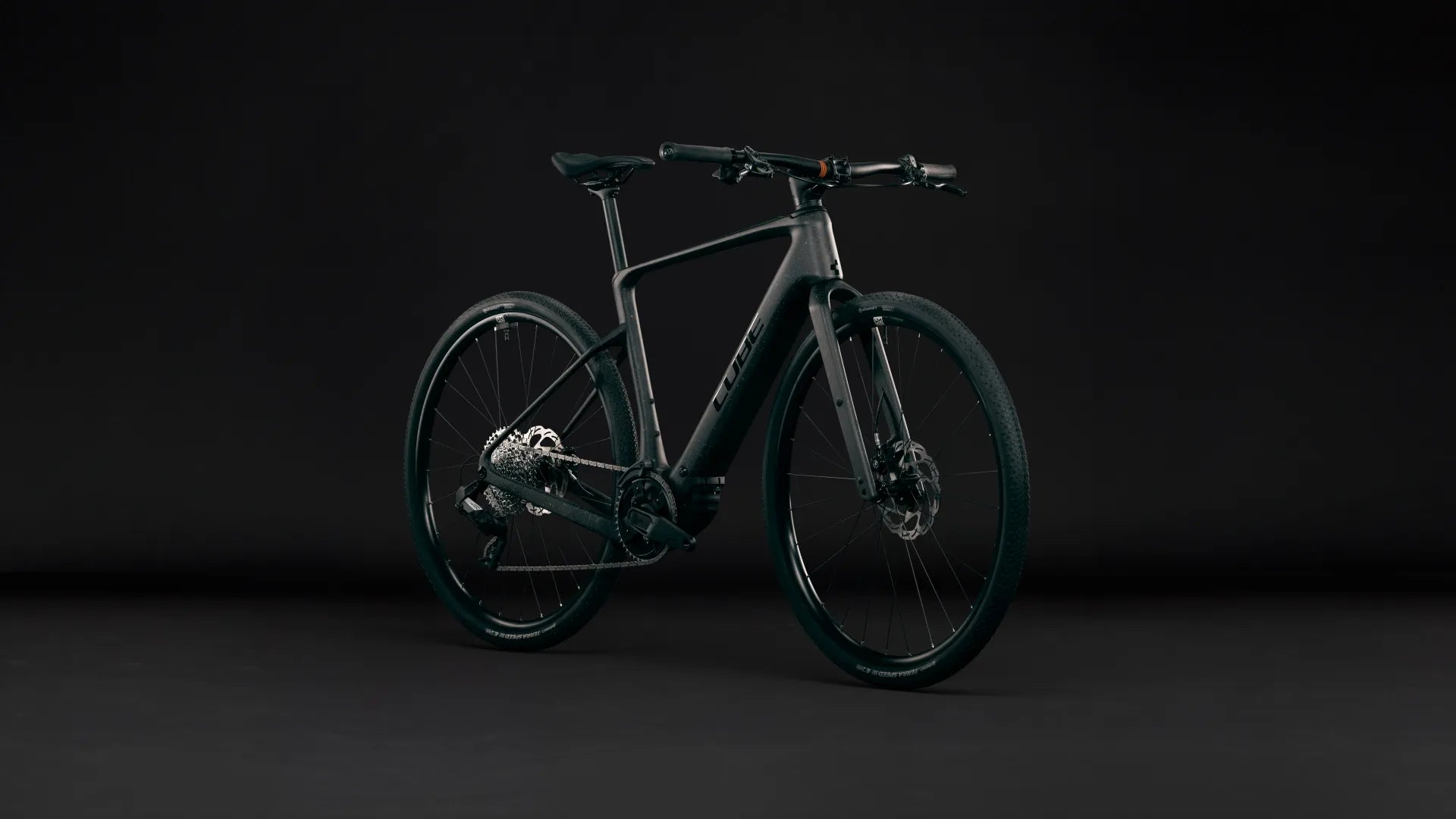 Schwarzes Cube E-Bike NULANE HYBRID C:62 SLX 400X mit sportlichem Design, breiten Reifen und Scheibenbremsen, geeignet für urbane Mobilität.