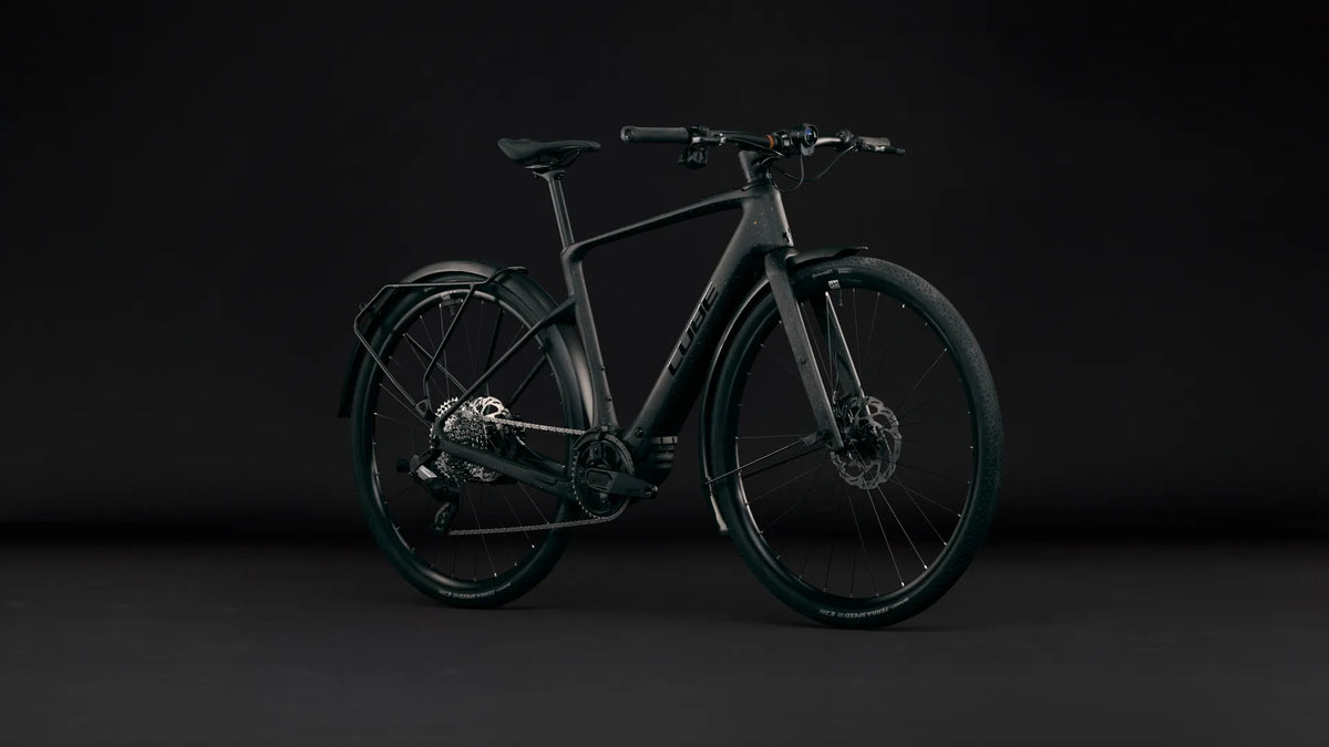 Schwarzes Cube NULANE HYBRID C:62 SLX 400X mit Schutzblechen, Scheibenbremsen und sportlichem Design, ideal für Stadtfahrten.