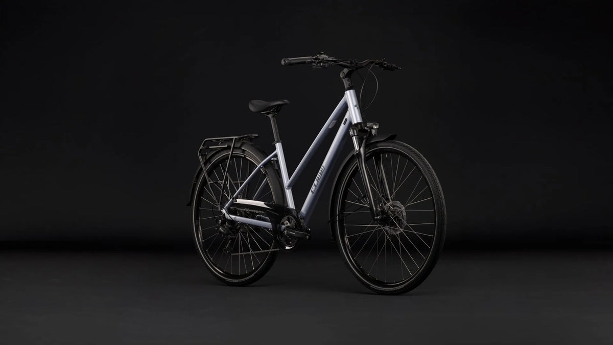 Silbernes Cube TOURING ONE
mit tiefem Einstieg, Scheibenbremsen und Gepäckträger, ideal für städtisches Pendeln.