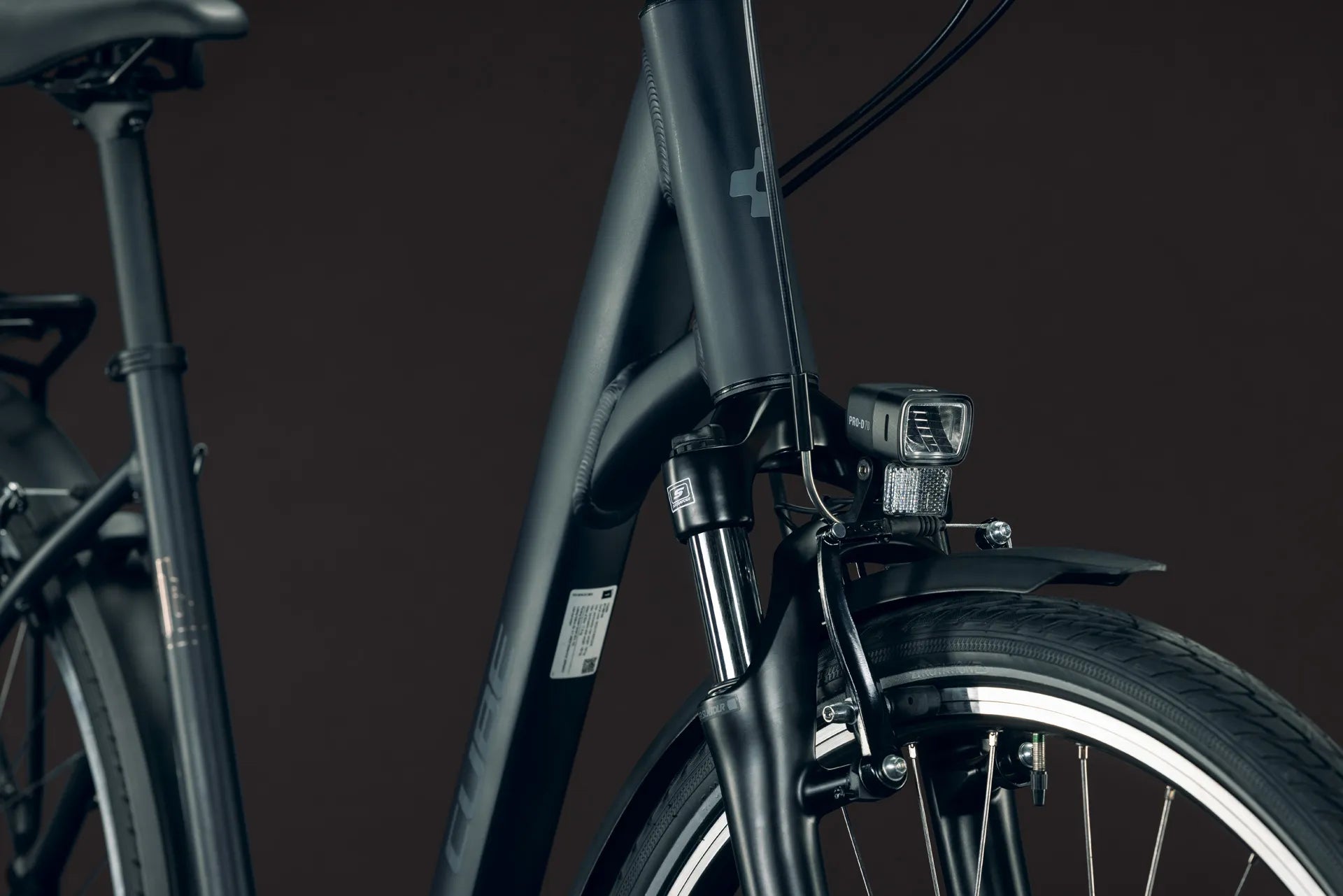 Nahaufnahme eines Cube TOWN ONE
2027 mit Vorderlicht und Schutzblech, Fahrradständer und Gepcäkträger. Ideal für Alltagsfahrten.