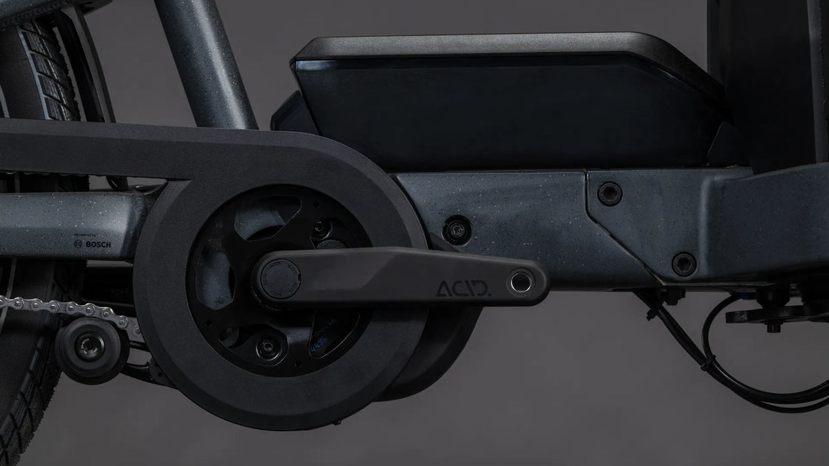 CUBE CARGO HYBRID COMFORT SLX 800
E-Bike-Tretkurbel mit Bosch-Motor, robustes Design, geeignet für Stadtradler und Pendler, Logo "ACID".