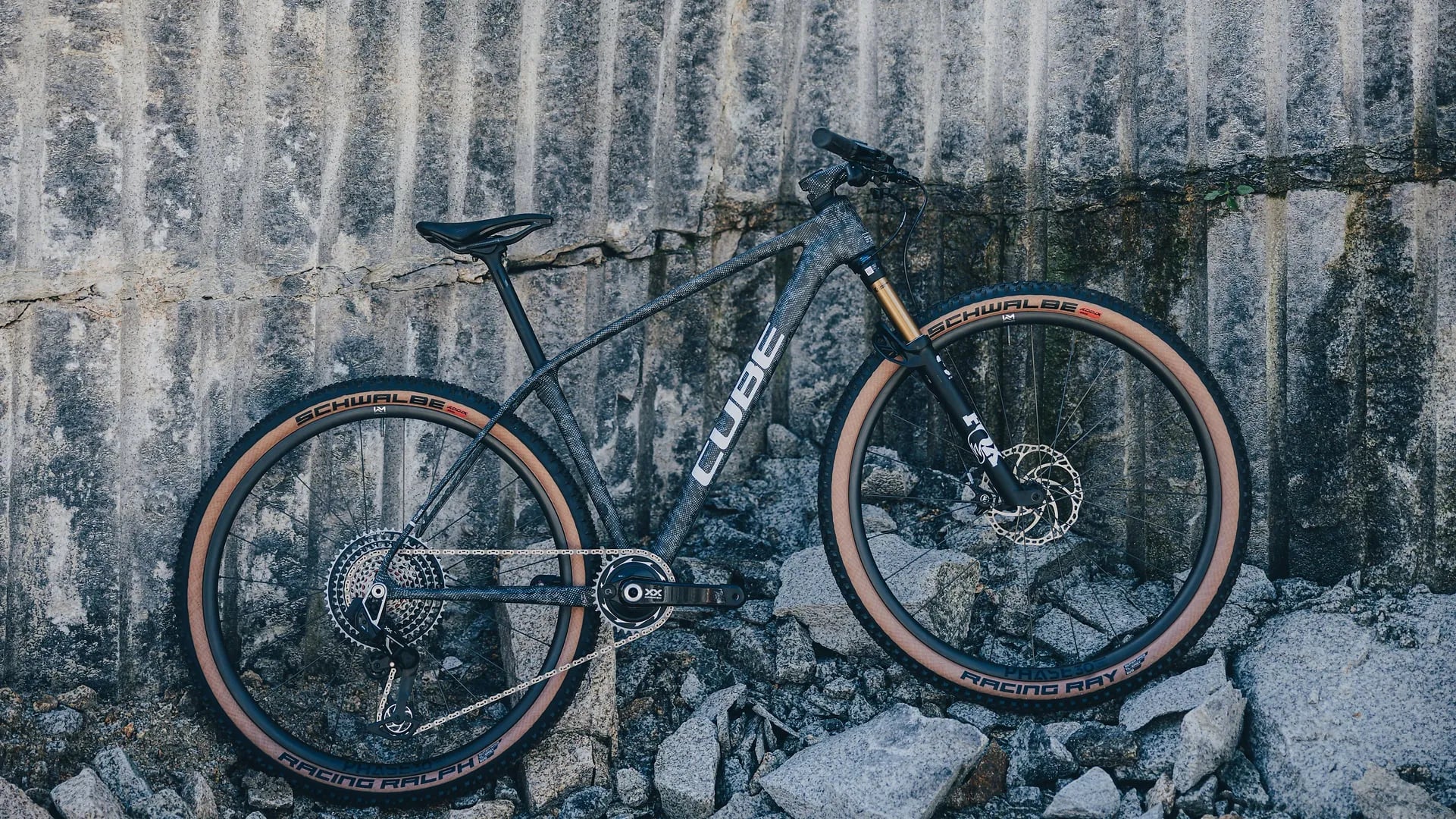 Cube PHENIX C:68X
SLT mit Schwalbe Reifen, karbonfaser Rahmen, geeignet für Gelände-Abenteuer vor Betonwand abgestellt.