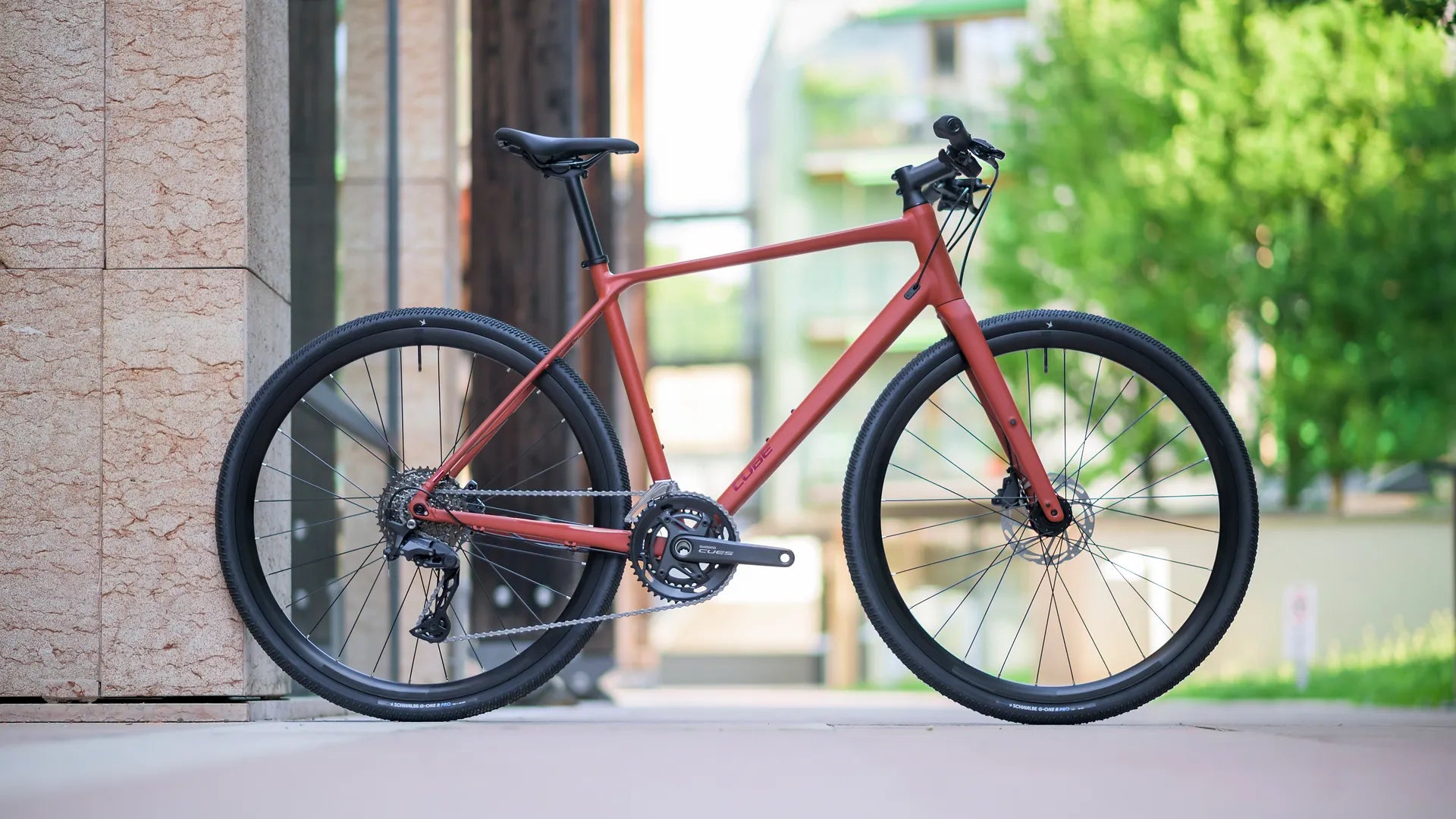 Rotes Cube NULANE RACE
HPA, Hybrid-Modell für Stadt und Gelände, mit Scheibenbremsen und traditionellem Rahmen, seitliche Ansicht.
