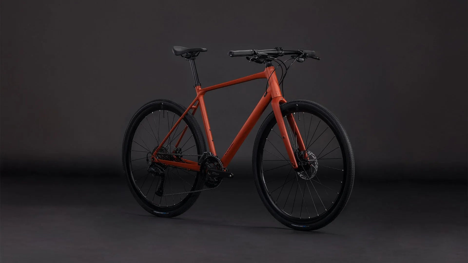 CUBE NULANE RACE
- modernes Straßenfahrrad mit schwarzem Sattel und Reifen. Urbaner Einsatzbereich. Optimal für Radfahrer in der Stadt.