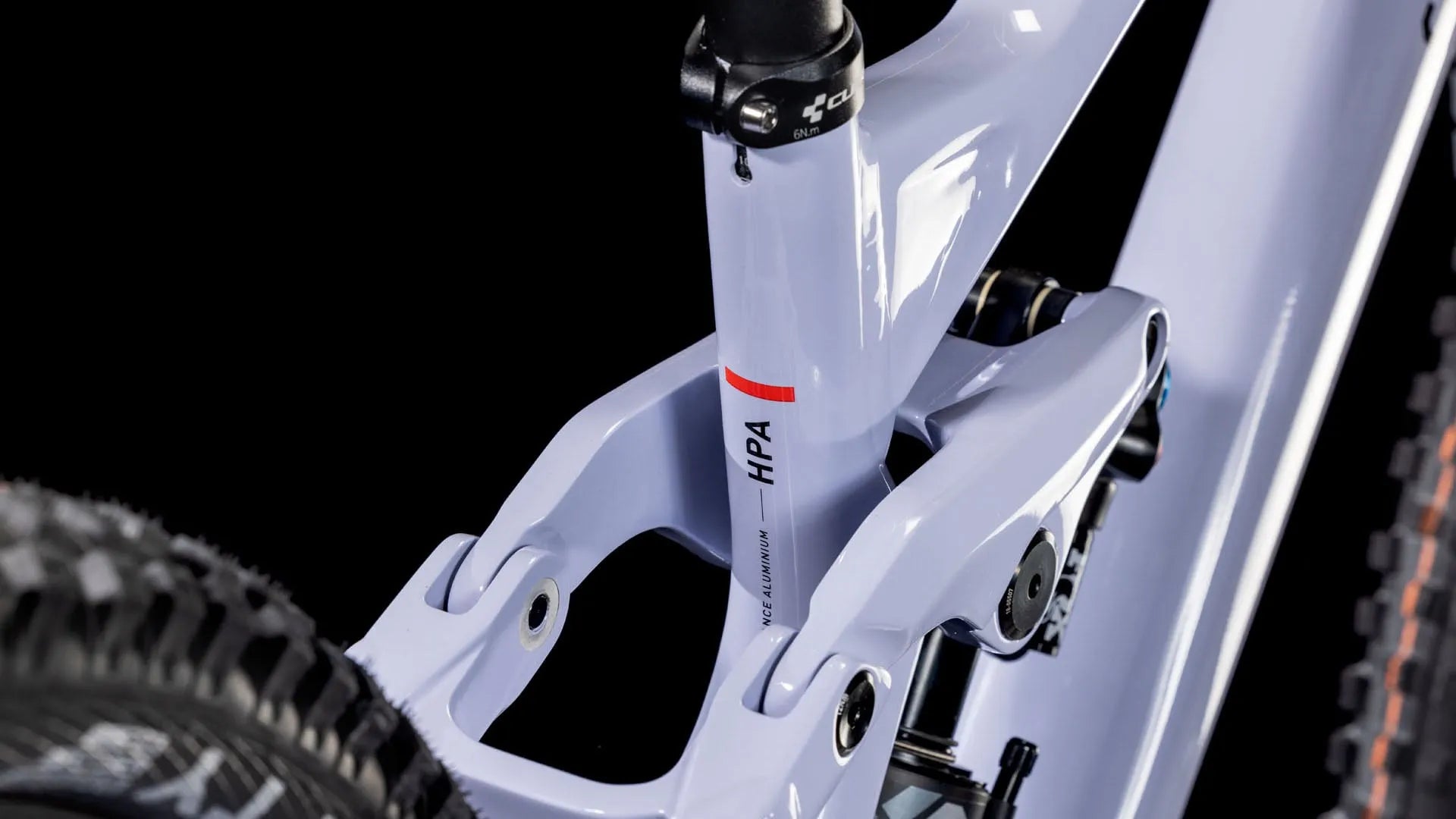 Detailansicht eines TWO15
RACE 27.5 Rahmens aus Aluminium mit Dämpferaufnahme und sichtbaren Reifenprofil. Modell "HPA Aluminium".